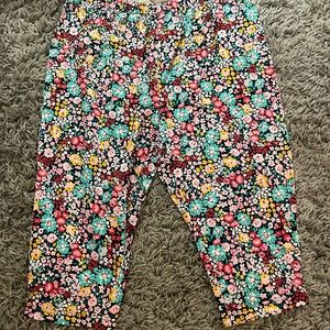 Women’s floral Capri (above the knee) leggings